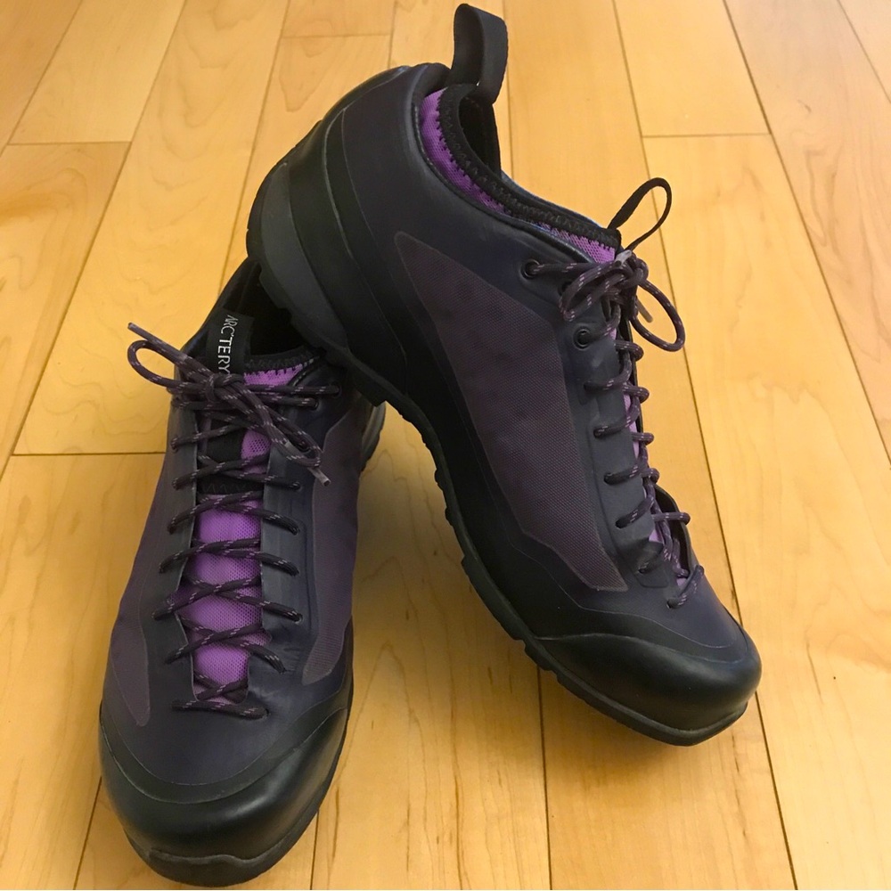 Arc’teryx Womens purple Sz 9 hiking sneakers